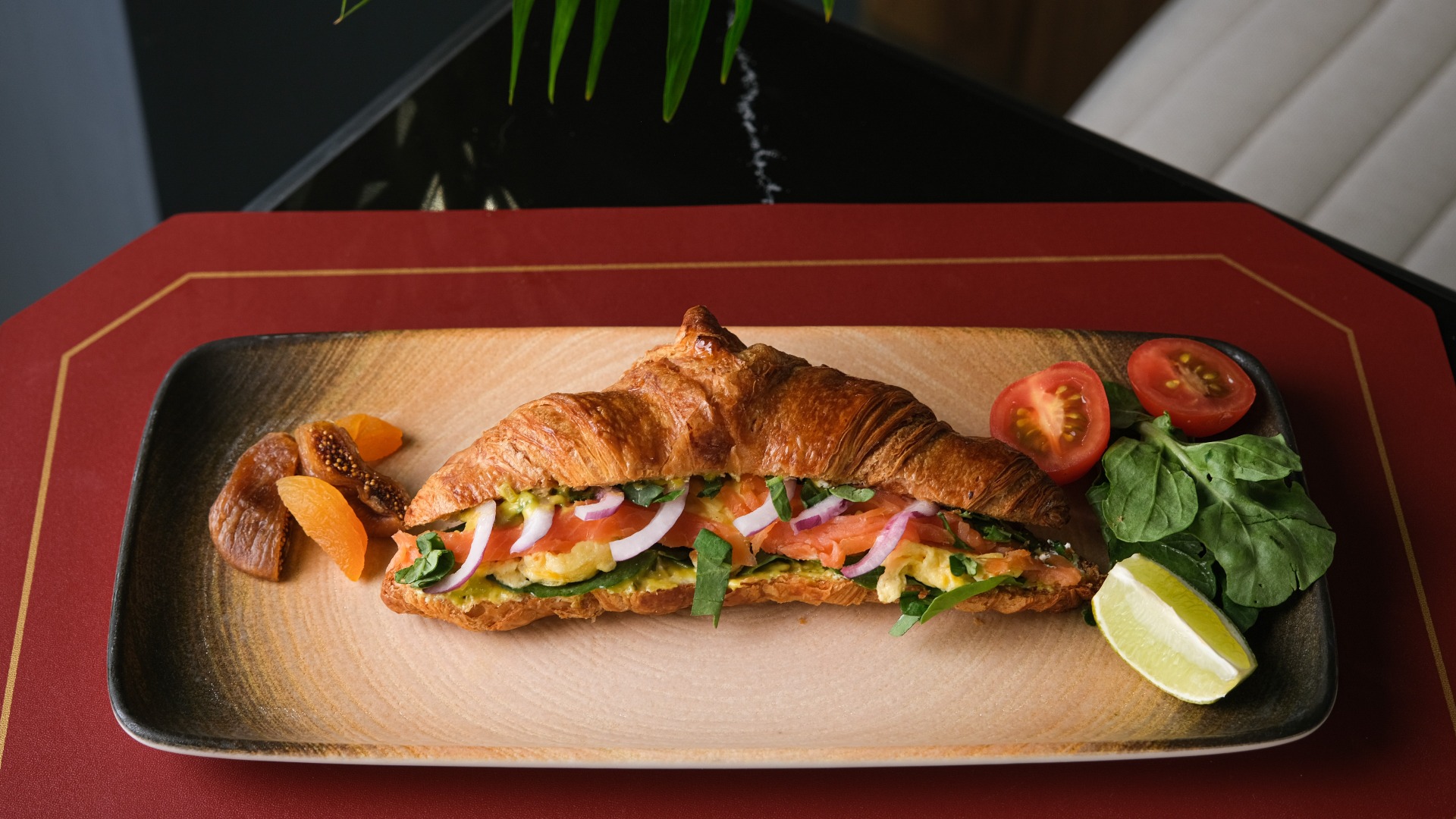 SOMONLU KRUVASAN SANDVİÇ MENÜ