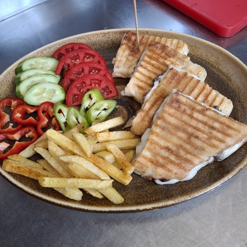 KAVURMALI-KAŞARLI BAZLAMA TOST MENÜ